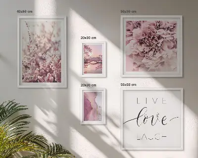 Pared galería de arte con eslóganes y motivos florales en tonos pastel