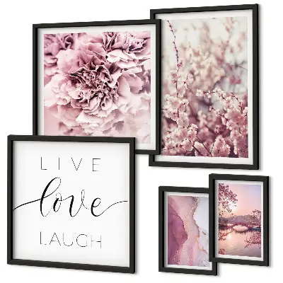 Pared galería de arte con eslóganes y motivos florales en tonos pastel