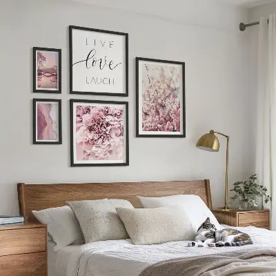 Pared galería de arte con eslóganes y motivos florales en tonos pastel