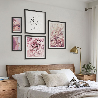 Pared galería de arte eslóganes con motivos florales en tonos pastel