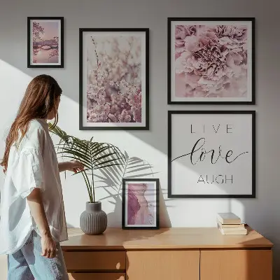 Pared galería de arte con eslóganes y motivos florales en tonos pastel