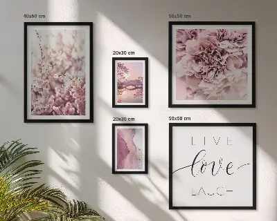 Pared galería de arte con eslóganes y motivos florales en tonos pastel