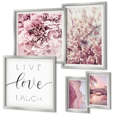 Pared galería de arte con eslóganes y motivos florales en tonos pastel
