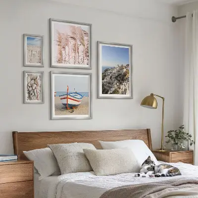Pared galería de arte paisajes, playas y edificios blancos