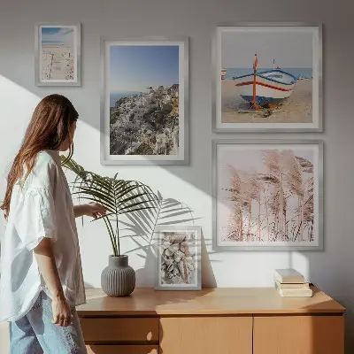 Pared galería de arte paisajes, playas y edificios blancos