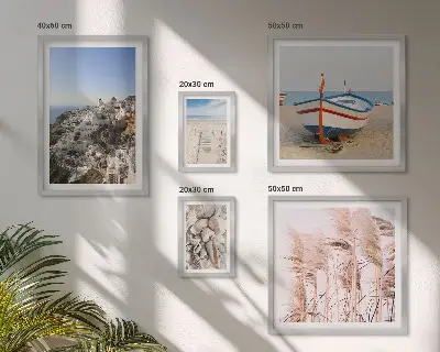 Pared galería de arte paisajes, playas y edificios blancos