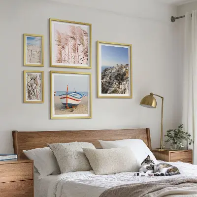 Pared galería de arte paisajes, playas y edificios blancos