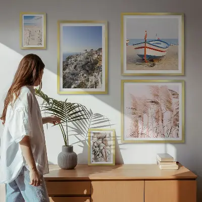 Pared galería de arte paisajes, playas y edificios blancos