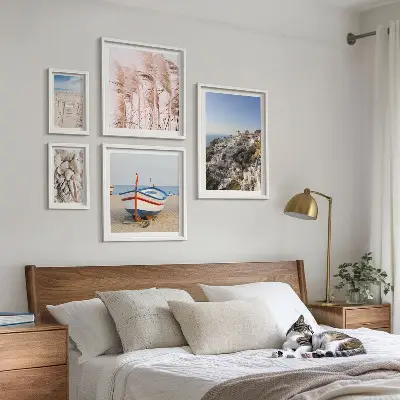 Pared galería de arte paisajes, playas y edificios blancos
