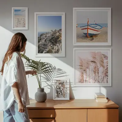Pared galería de arte paisajes, playas y edificios blancos