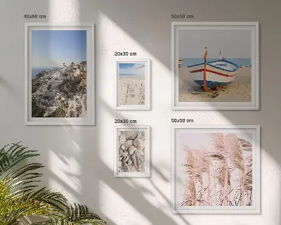 Pared galería de arte paisajes, playas y edificios blancos