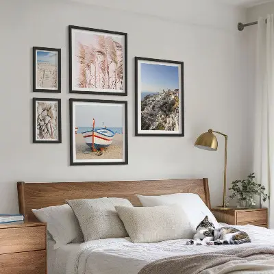 Pared galería de arte paisajes, playas y edificios blancos