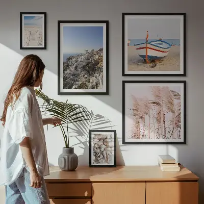 Pared galería de arte paisajes, playas y edificios blancos