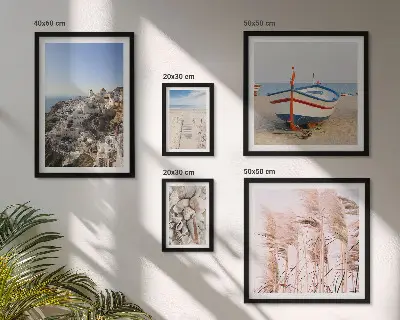 Pared galería de arte paisajes, playas y edificios blancos