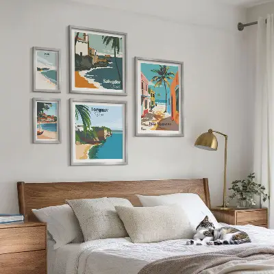 Conjunto de cuadros decorativos con diseño de playas costeras coloridas