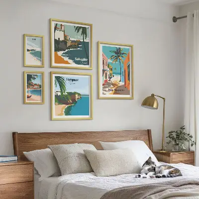 Conjunto de cuadros decorativos con diseño de playas costeras coloridas