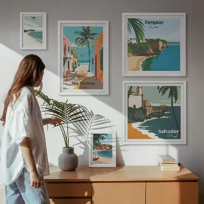 Conjunto de cuadros decorativos con diseño de playas costeras coloridas