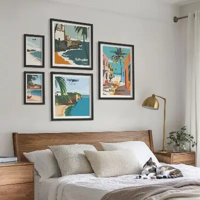 Conjunto de cuadros decorativos con diseño de playas costeras coloridas