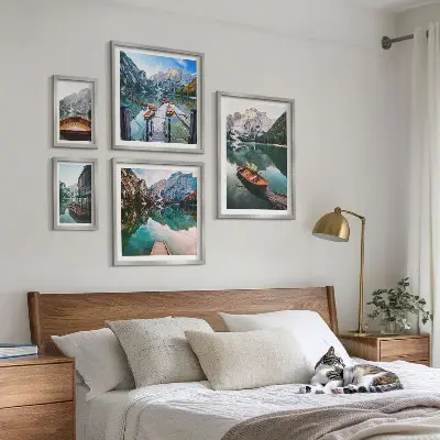 Pared galería de arte lagos tranquilos con barcos de madera