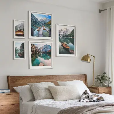 Pared galería de arte lagos tranquilos con barcos de madera