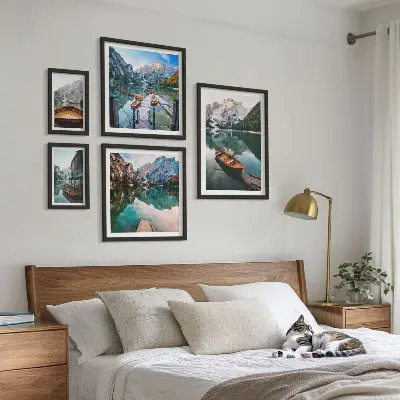 Pared galería de arte lagos tranquilos con barcos de madera