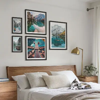 Set de 5 cuadros para salón con diseño de lagos de montaña y barcos de madera