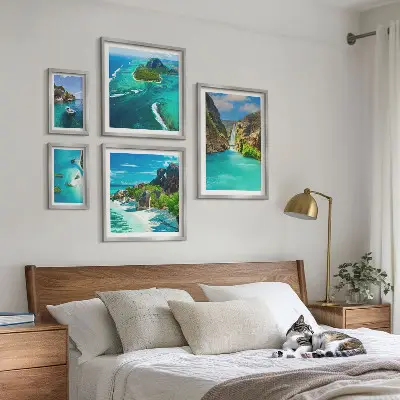 Pared galería de arte con diseño de cascadas y playas tropicales