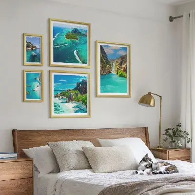 Pared galería de arte con diseño de cascadas y playas tropicales