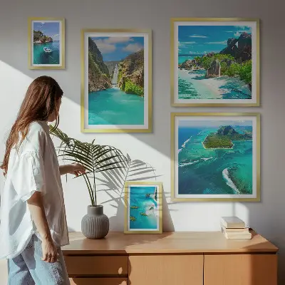 Pared galería de arte con diseño de cascadas y playas tropicales
