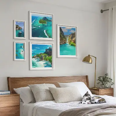 Pared galería de arte con diseño de cascadas y playas tropicales