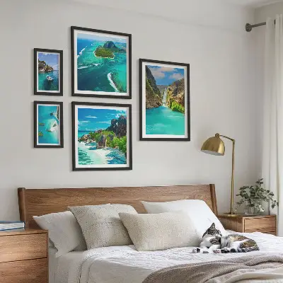 Pared galería de arte con diseño de cascadas y playas tropicales