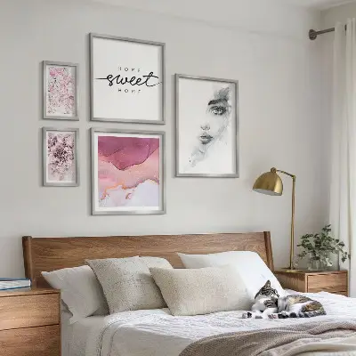 Pared galería de arte retratos de mujeres y flores en tonos pastel