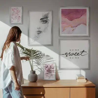 Pared galería de arte retratos de mujeres y flores en tonos pastel