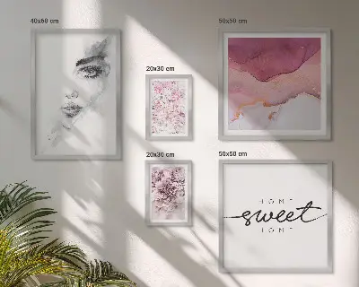 Pared galería de arte retratos de mujeres y flores en tonos pastel