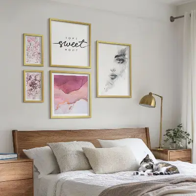 Pared galería de arte retratos de mujeres y flores en tonos pastel