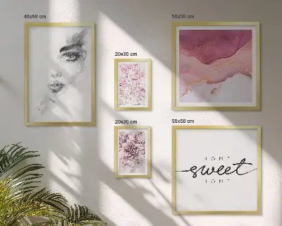 Pared galería de arte retratos de mujeres y flores en tonos pastel