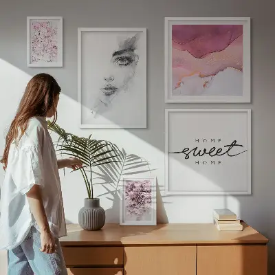 Pared galería de arte retratos de mujeres y flores en tonos pastel