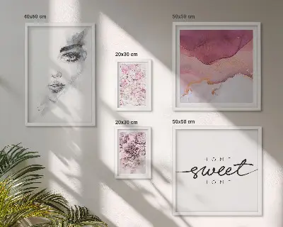 Pared galería de arte retratos de mujeres y flores en tonos pastel