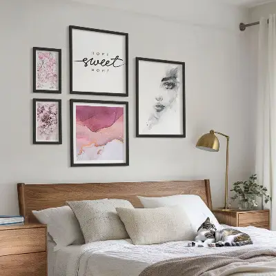 Pared galería de arte retratos de mujeres y flores en tonos pastel