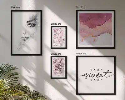 Pared galería de arte retratos de mujeres y flores en tonos pastel