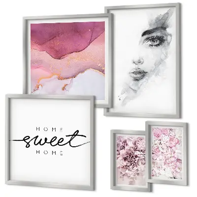 Pared galería de arte retratos de mujeres y flores en tonos pastel