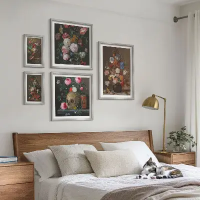 Set de 5 cuadros para salón con composiciones florales clásicas