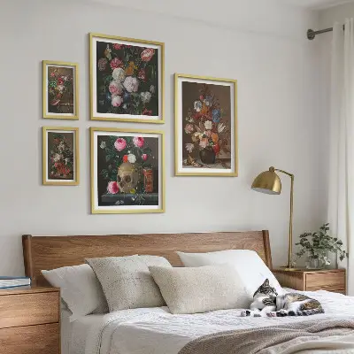 Set de 5 cuadros para salón con composiciones florales clásicas