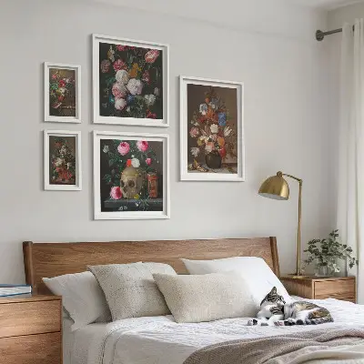 Set de 5 cuadros para salón con composiciones florales clásicas