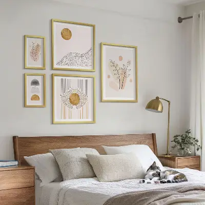 Pared galería de arte con diseño de plantas minimalistas