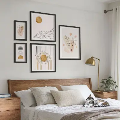 Pared galería de arte con diseño de plantas minimalistas