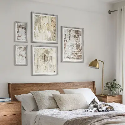 Conjunto de cuadros decorativos con composiciones abstractas neutras