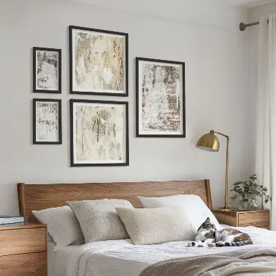 Conjunto de cuadros decorativos con composiciones abstractas neutras