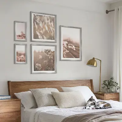 Pared galería de arte con motivos florales de delicada naturaleza