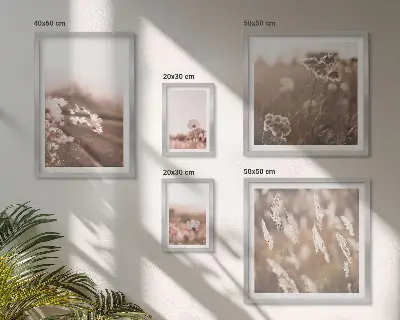 Pared galería de arte con motivos florales de delicada naturaleza